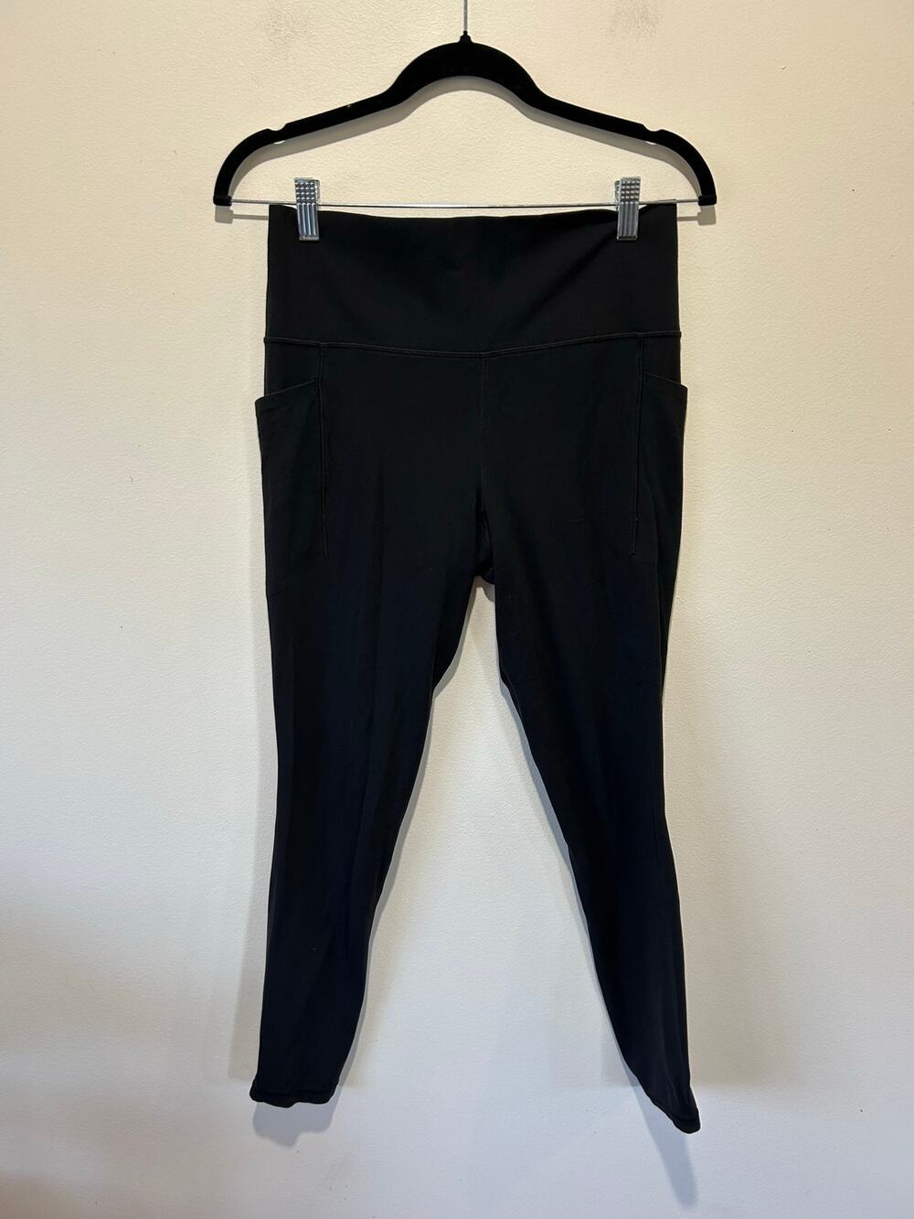 Athleta Salutation Stash Pocket II Tight leggings black womens M 7/8 length